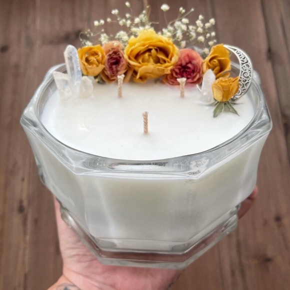 FLANNEL Candle - Soy Wax Candle - Holiday Candle - Crystal Intention Candle - Picture 1 of 6